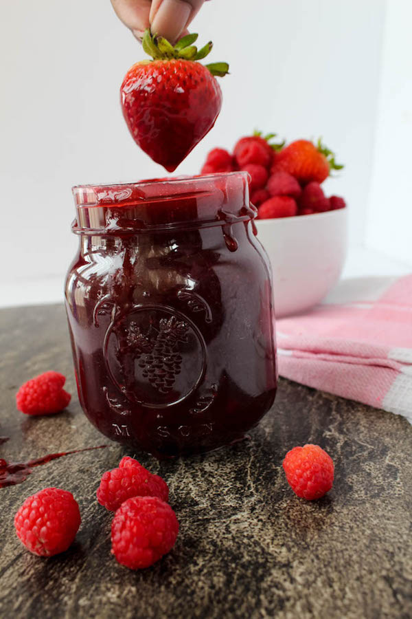 Delicious Strawberry-Raspberry Sauce recipe on queensleeappetit.com!