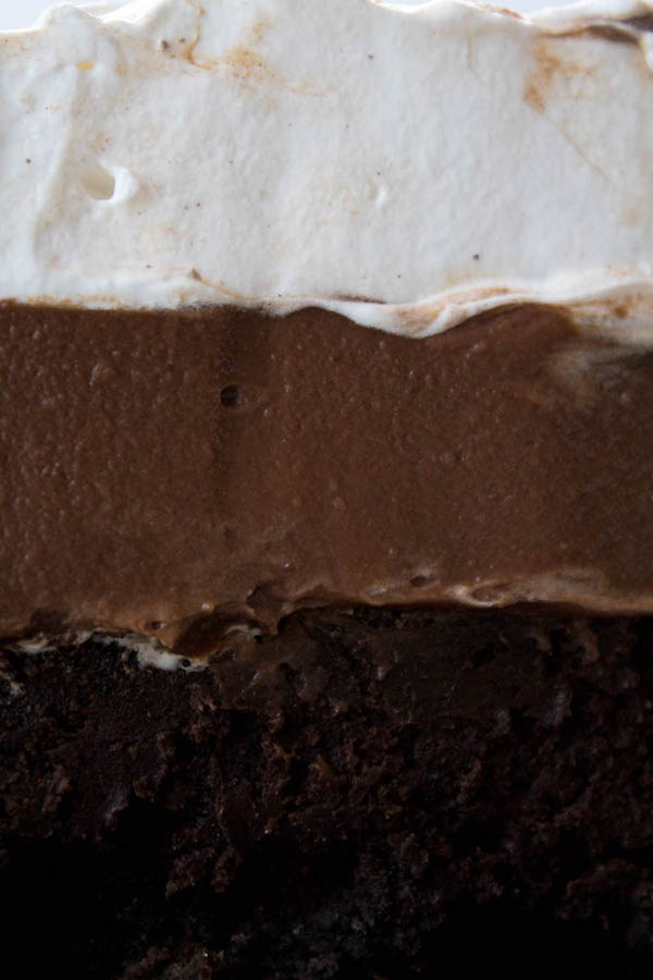 Dieser Mississippi Mud Pie wird mit einer köstlichen Oreo-Kruste, einem matschigen Brownie-Boden, einer dicken und dekadenten Schokoladenpudding-Füllung und gekrönt von einer fluffigen und leckeren Baiser-Torte hergestellt! Dieser Kuchen ist definitiv eines meiner Lieblingsdesserts aller Zeiten!