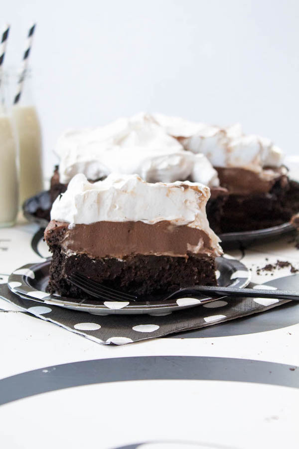 Dieser Mississippi Mud Pie wird mit einer köstlichen Oreo-Kruste, einem matschigen Brownie-Boden, einer dicken und dekadenten Schokoladenpudding-Füllung und gekrönt von einer fluffigen und leckeren Meringue gemacht! Dieser Kuchen ist definitiv eines meiner Lieblingsdesserts aller Zeiten!