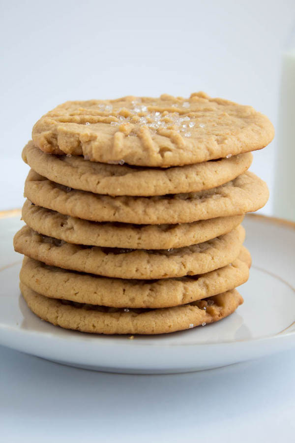 Soft and chewy peanut butter cookies filled with peanut butter frosting and strawberry jam. These Peanut Butter and Jelly Cookie Sandwiches are a sweet and amazing twist to the classic childhood favourite!