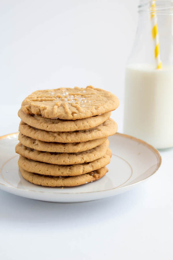 Soft and chewy peanut butter cookies filled with peanut butter frosting and strawberry jam. These Peanut Butter and Jelly Cookie Sandwiches are a sweet and amazing twist to the classic childhood favourite!