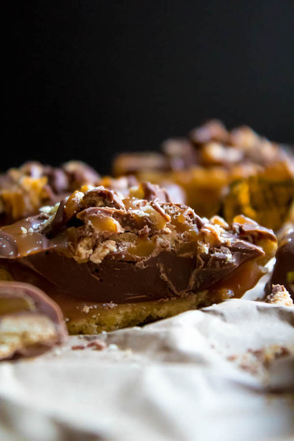 These Mini Twix Tarts taste just like a Twix bar! Mini pre-baked tart shells filled with homemade caramel sauce and topped with milk chocolate and chopped Twix bars. If you love Twix candy bars then this is the perfect treat for you!