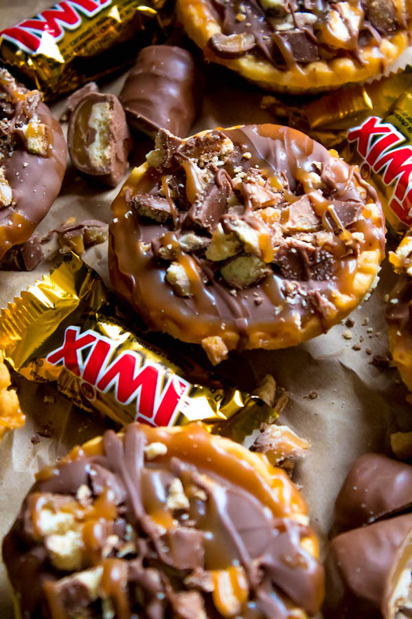 These Mini Twix Tarts taste just like a Twix bar! Mini pre-baked tart shells filled with homemade caramel sauce and topped with milk chocolate and chopped Twix bars. If you love Twix candy bars then this is the perfect treat for you!