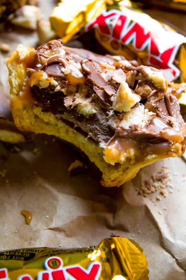 These Mini Twix Tarts taste just like a Twix bar! Mini pre-baked tart shells filled with homemade caramel sauce and topped with milk chocolate and chopped Twix bars. If you love Twix candy bars then this is the perfect treat for you!