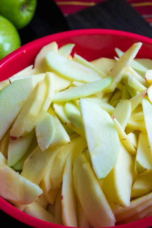 Homemade Apple Pie – Fresh apples, tossed with sugar and spices, and baked into a buttery flaky crust!