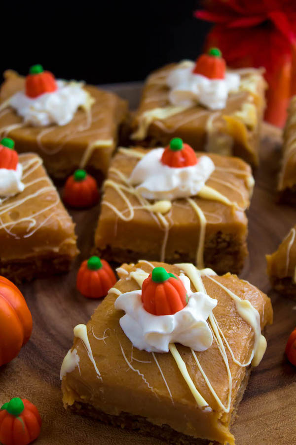 These White Chocolate Pumpkin Spice Fudge Blondies consist of a spiced blondie and white chocolate pumpkin spice fudge on top! These delicious pumpkin bars are the perfect treat for fall and Thanksgiving! 