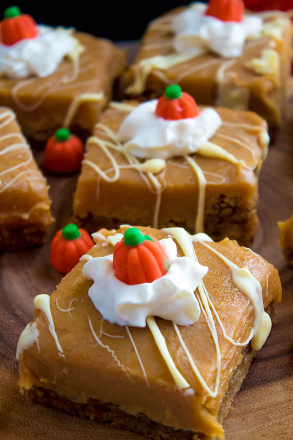 These White Chocolate Pumpkin Spice Fudge Blondies consist of a spiced blondie and white chocolate pumpkin spice fudge on top! These delicious pumpkin bars are the perfect treat for fall and Thanksgiving! 