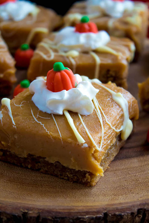 These White Chocolate Pumpkin Spice Fudge Blondies consist of a spiced blondie and white chocolate pumpkin spice fudge on top! These delicious pumpkin bars are the perfect treat for fall and Thanksgiving! 