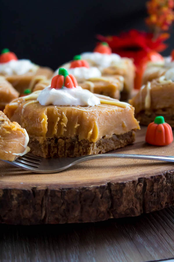 These White Chocolate Pumpkin Spice Fudge Blondies consist of a spiced blondie and white chocolate pumpkin spice fudge on top! These delicious pumpkin bars are the perfect treat for fall and Thanksgiving! 