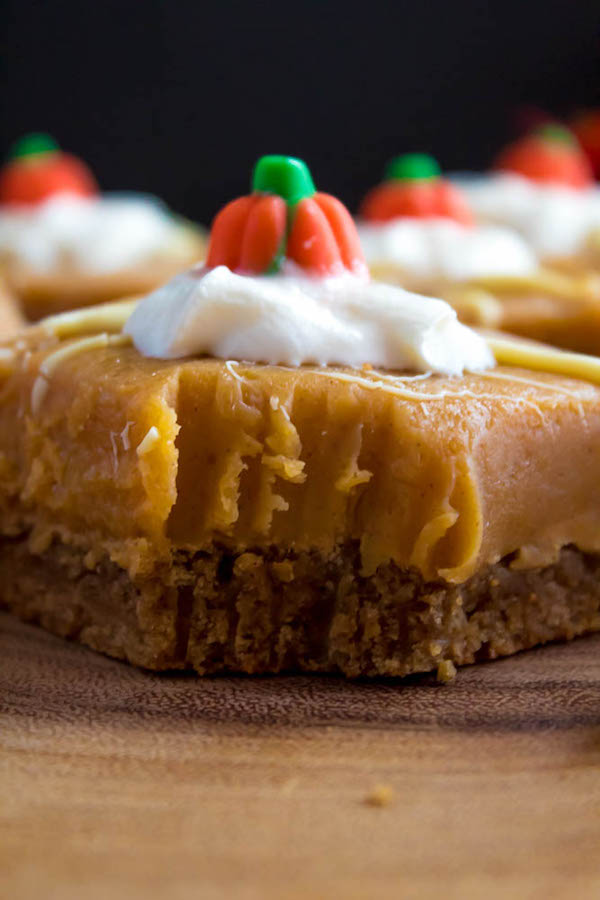 These White Chocolate Pumpkin Spice Fudge Blondies consist of a spiced blondie and white chocolate pumpkin spice fudge on top! These delicious pumpkin bars are the perfect treat for fall and Thanksgiving! 