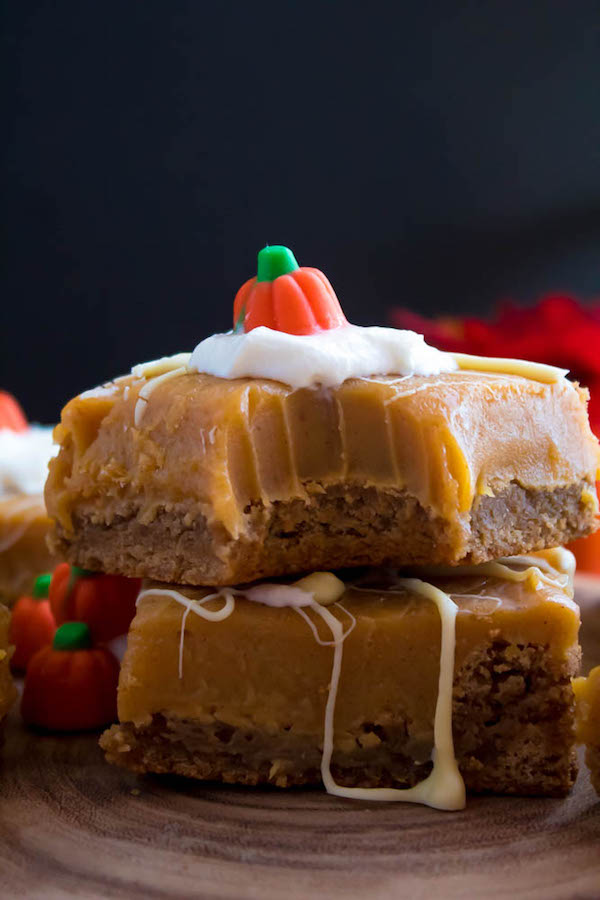 These White Chocolate Pumpkin Spice Fudge Blondies consist of a spiced blondie and white chocolate pumpkin spice fudge on top! These delicious pumpkin bars are the perfect treat for fall and Thanksgiving! 