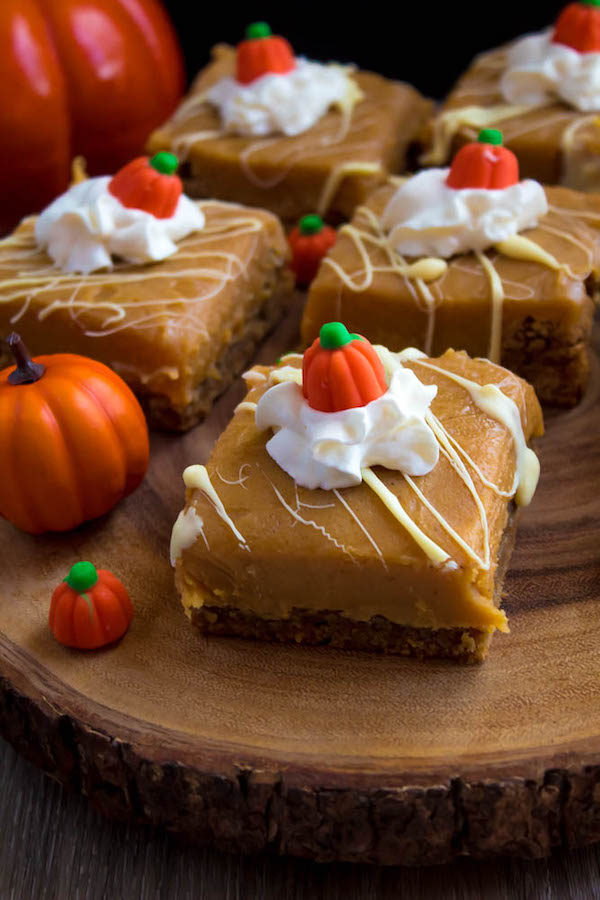 These White Chocolate Pumpkin Spice Fudge Blondies consist of a spiced blondie and white chocolate pumpkin spice fudge on top! These delicious pumpkin bars are the perfect treat for fall and Thanksgiving! 