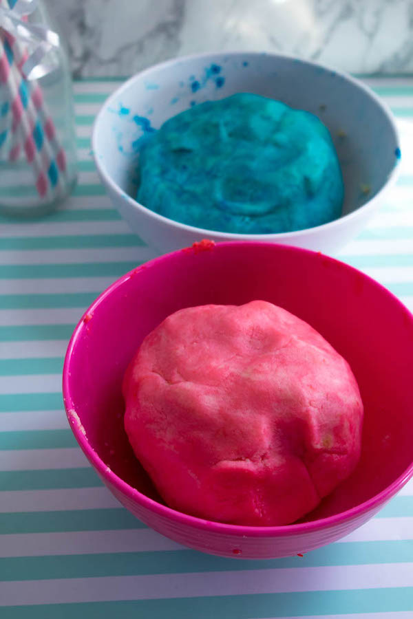 These Gender Reveal Cake Pops are a fun and cute way to surprise your baby shower guests! Once they bite into it, the pink or blue cake inside will reveal if it's a boy or girl!