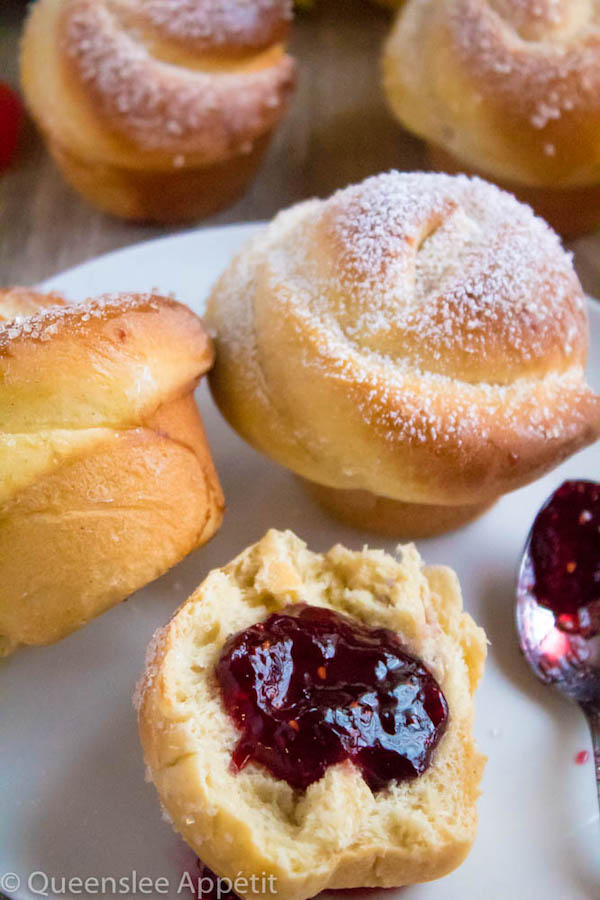 Wake up and smell the rose buns! Soft and fluffy rose-shaped buns filled with sweet raspberry jam. These Raspberry Rose Buns are an easy and gorgeous gift for Mothers Day! 