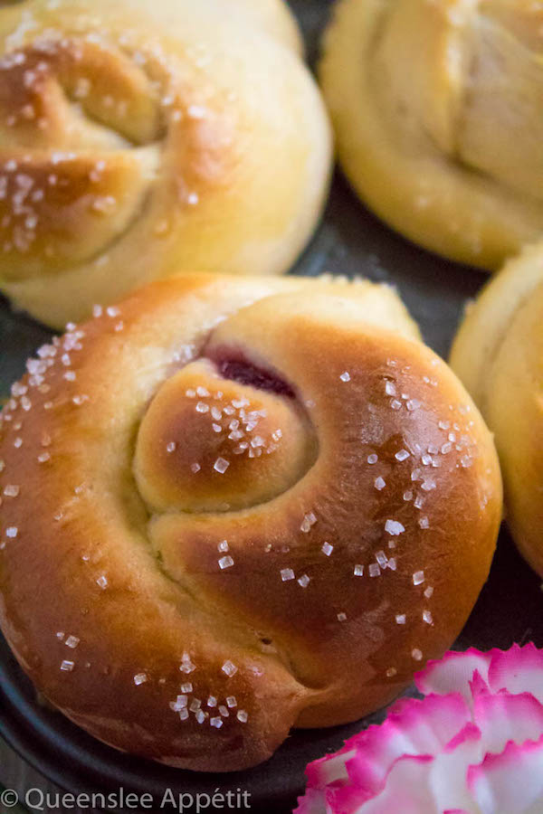 Wake up and smell the rose buns! Soft and fluffy rose-shaped buns filled with sweet raspberry jam. These Raspberry Rose Buns are an easy and gorgeous gift for Mothers Day! 