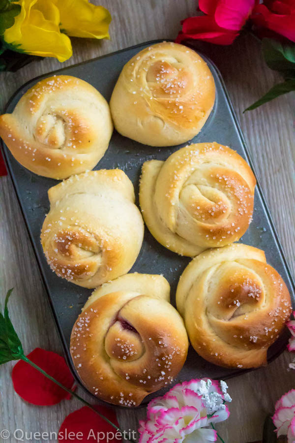 Wake up and smell the rose buns! Soft and fluffy rose-shaped buns filled with sweet raspberry jam. These Raspberry Rose Buns are an easy and gorgeous gift for Mothers Day! 