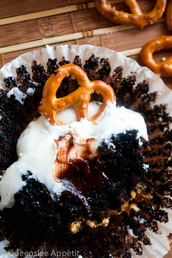 These Beer and Pretzel Cupcakes are made with a salty crunchy pretzel crust, a beer flavoured chocolate cupcake filled with a beer ganache and topped with beer buttercream! These beer flavoured cupcakes would make a great gift for Father’s Day. 