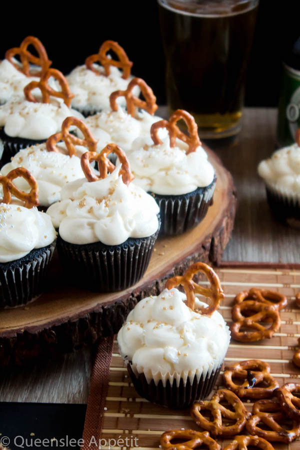 These Beer and Pretzel Cupcakes are made with a salty crunchy pretzel crust, a beer flavoured chocolate cupcake filled with a beer ganache and topped with beer buttercream! These beer flavoured cupcakes would make a great gift for Father’s Day. 