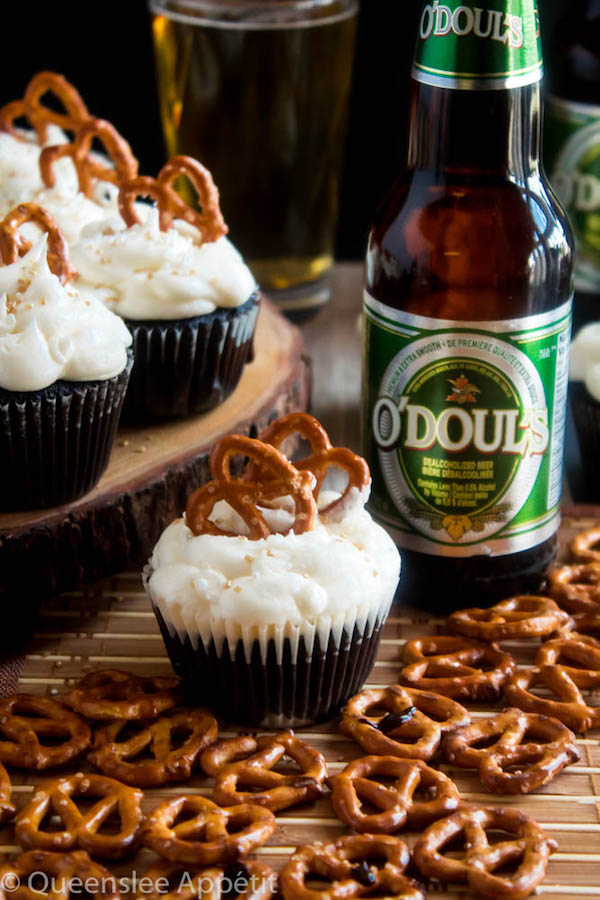 These Beer and Pretzel Cupcakes are made with a salty crunchy pretzel crust, a beer flavoured chocolate cupcake filled with a beer ganache and topped with beer buttercream! These beer flavoured cupcakes would make a great gift for Father’s Day. 