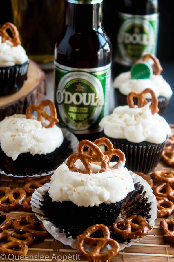 These Beer and Pretzel Cupcakes are made with a salty crunchy pretzel crust, a beer flavoured chocolate cupcake filled with a beer ganache and topped with beer buttercream! These beer flavoured cupcakes would make a great gift for Father’s Day. 