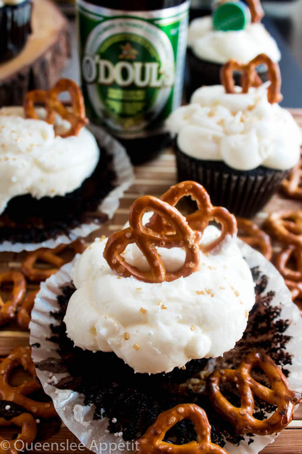 These Beer and Pretzel Cupcakes are made with a salty crunchy pretzel crust, a beer flavoured chocolate cupcake filled with a beer ganache and topped with beer buttercream! These beer flavoured cupcakes would make a great gift for Father’s Day. 