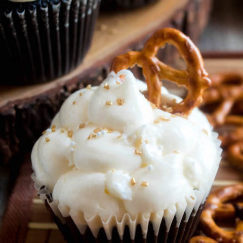 These Beer and Pretzel Cupcakes are made with a salty crunchy pretzel crust, a beer flavoured chocolate cupcake filled with a beer ganache and topped with beer buttercream! These beer flavoured cupcakes would make a great gift for Father’s Day.