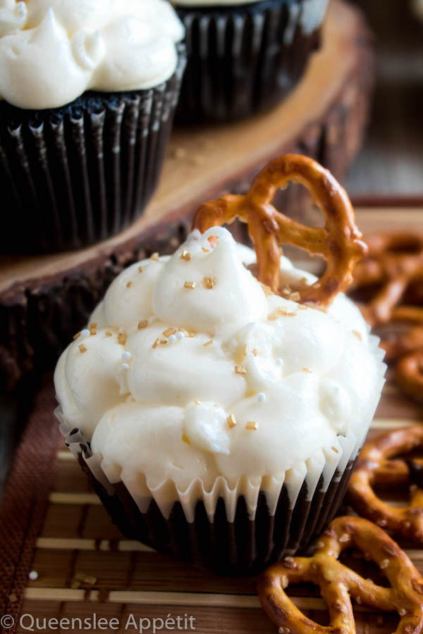 These Beer and Pretzel Cupcakes are made with a salty crunchy pretzel crust, a beer flavoured chocolate cupcake filled with a beer ganache and topped with beer buttercream! These beer flavoured cupcakes would make a great gift for Father’s Day. 