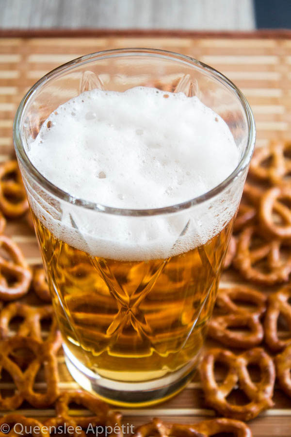 These Beer and Pretzel Cupcakes are made with a salty crunchy pretzel crust, a beer flavoured chocolate cupcake filled with a beer ganache and topped with beer buttercream! These beer flavoured cupcakes would make a great gift for Father’s Day. 