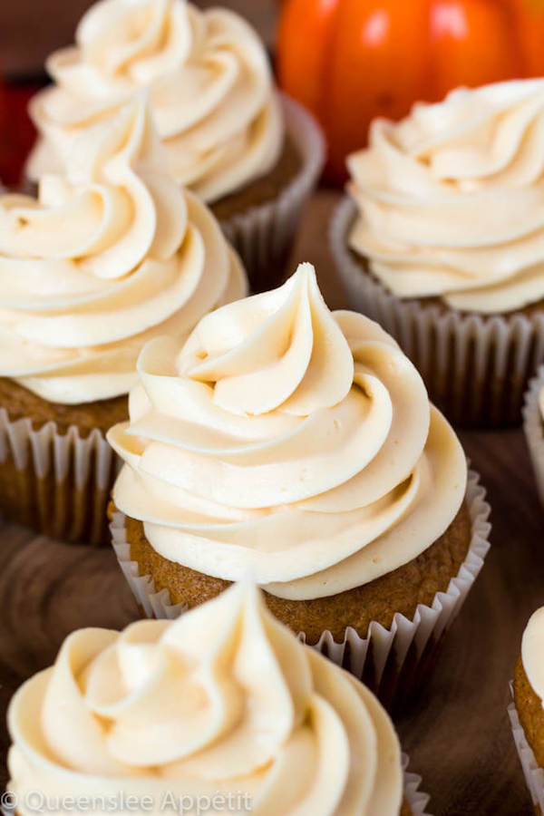 This Salted Caramel Cream Cheese Frosting is the best cream cheese frosting with sweet salted caramel flavour! This frosting is the perfect compliment for most flavours of cakes, cupcakes and many more desserts!