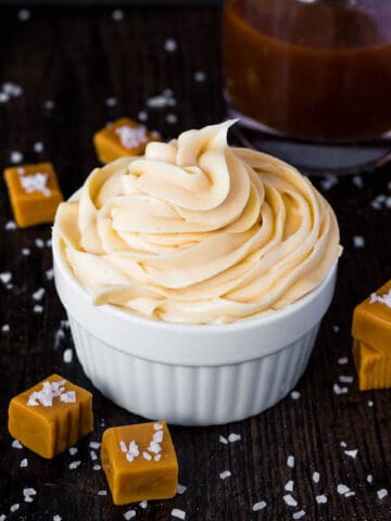 This Salted Caramel Cream Cheese Frosting is the best cream cheese frosting with sweet salted caramel flavour! This frosting is the perfect compliment for most flavours of cakes, cupcakes and many more desserts!