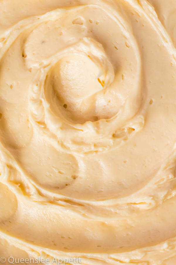 This Salted Caramel Cream Cheese Frosting is the best cream cheese frosting with sweet salted caramel flavour! This frosting is the perfect compliment for most flavours of cakes, cupcakes and many more desserts!