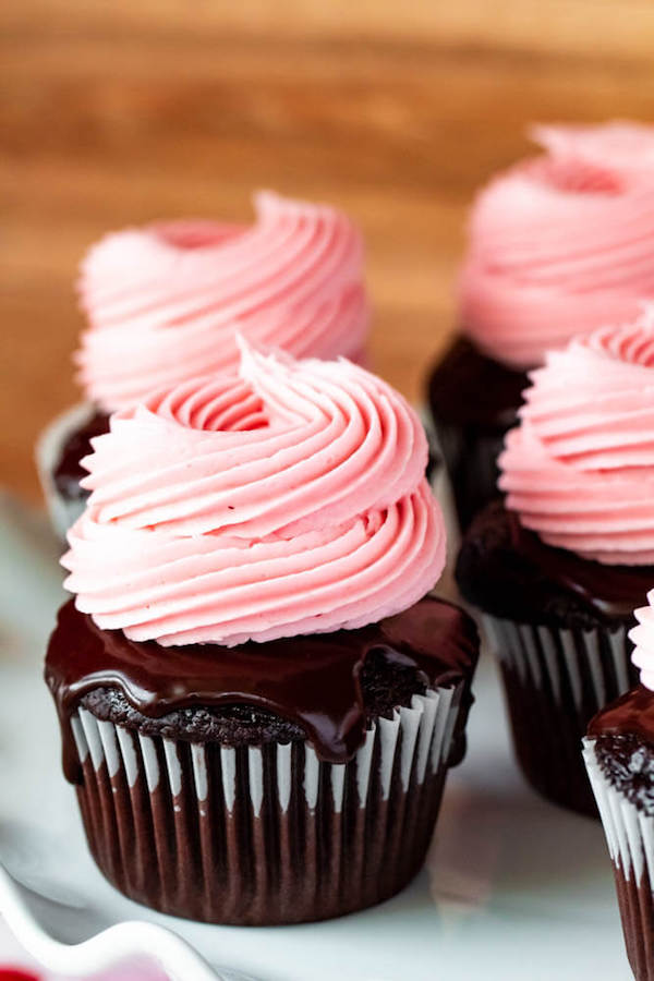 Erdbeer-Cupcakes mit Schokoladenüberzug