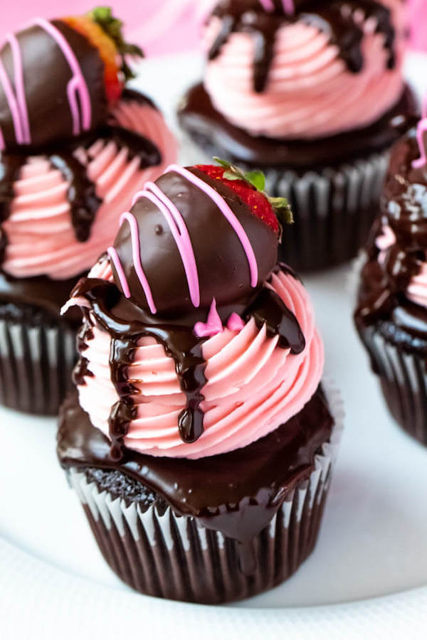  Cupcakes alla fragola ricoperti di cioccolato