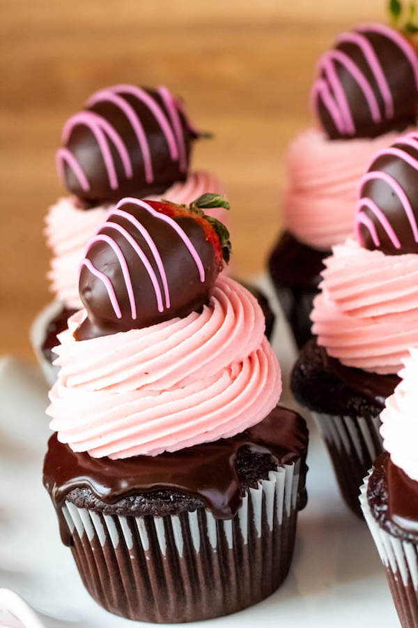 Erdbeer-Cupcakes mit Schokoladenüberzug