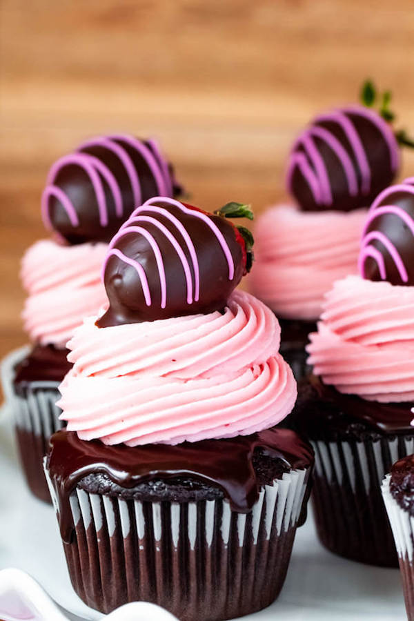 Cupcakes de Morango com cobertura de Chocolate