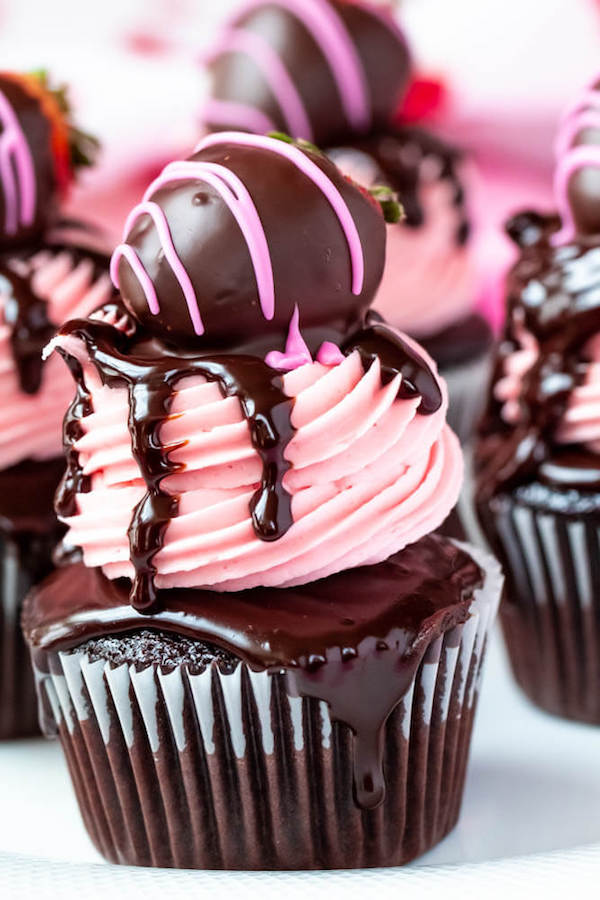 Cupcakes de Fresa Cubiertos de Chocolate