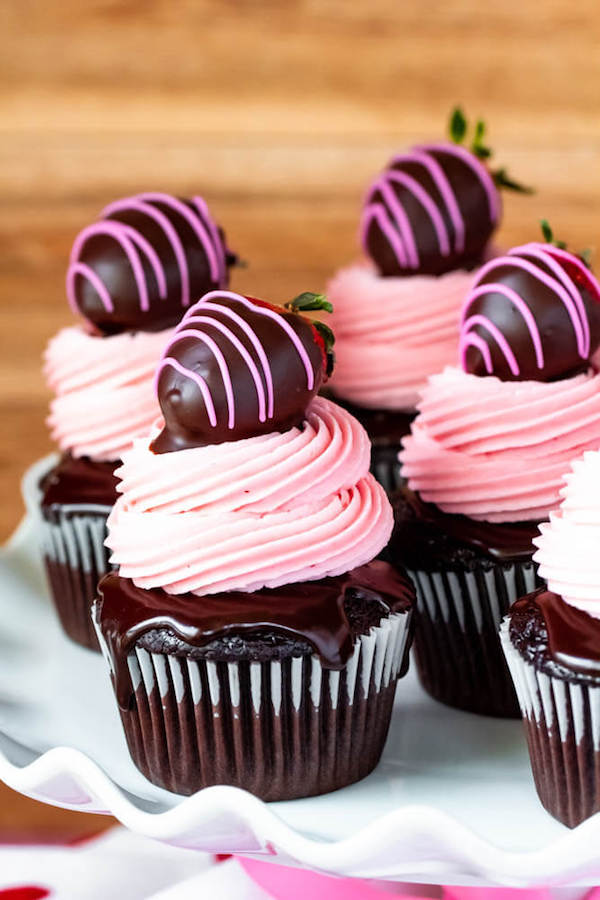  Cupcakes alla fragola ricoperti di cioccolato