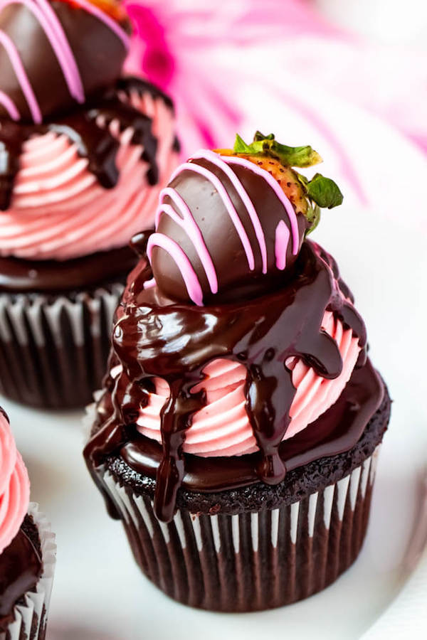 Cupcakes de Fresa Cubiertos de Chocolate