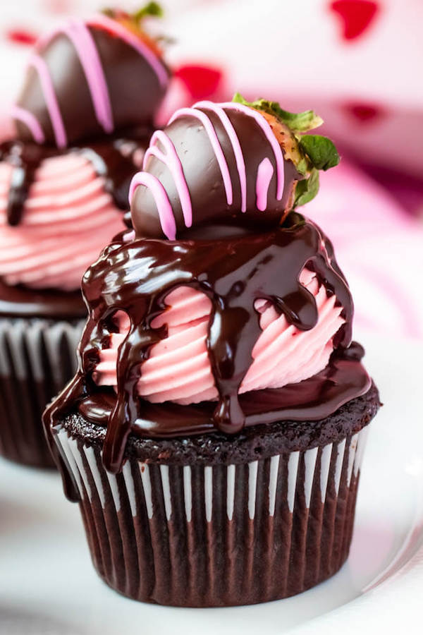 Cupcakes de Morango com cobertura de Chocolate