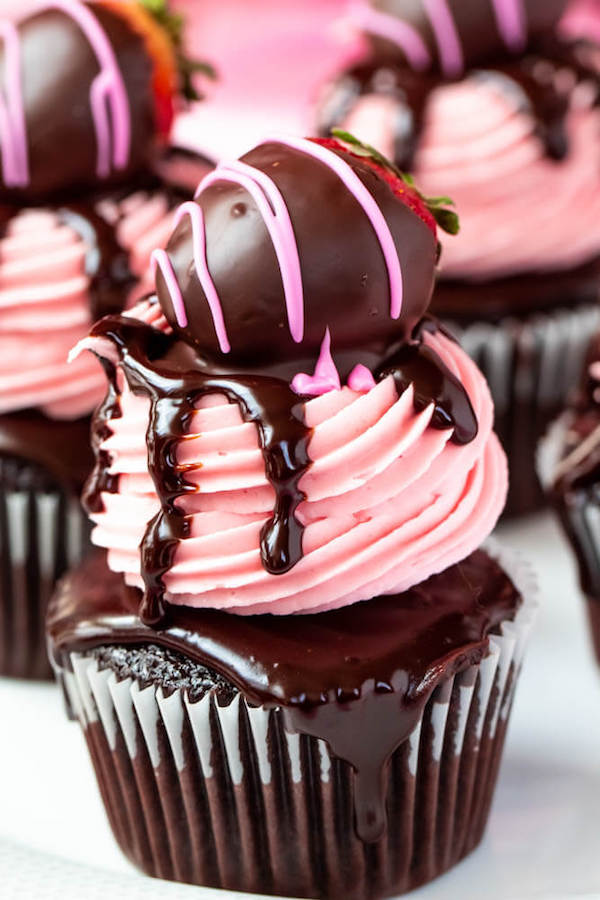  Cupcakes Aux Fraises Enrobés de Chocolat