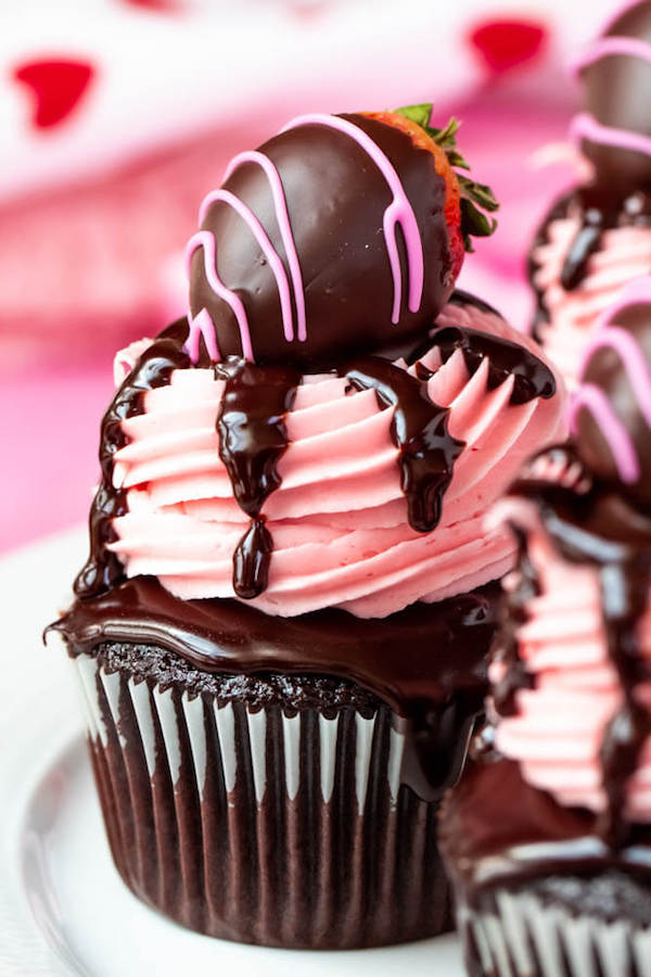  Cupcakes Aux Fraises Enrobés De Chocolat