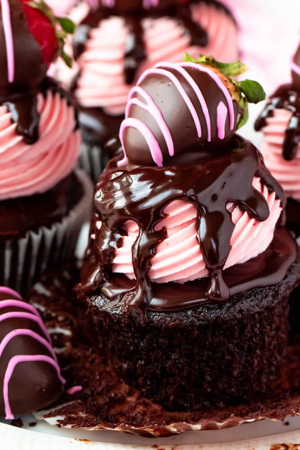 Cupcakes de Fresa Cubiertos de Chocolate