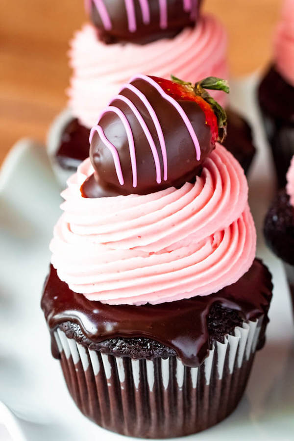 csokoládéval borított eper Cupcakes