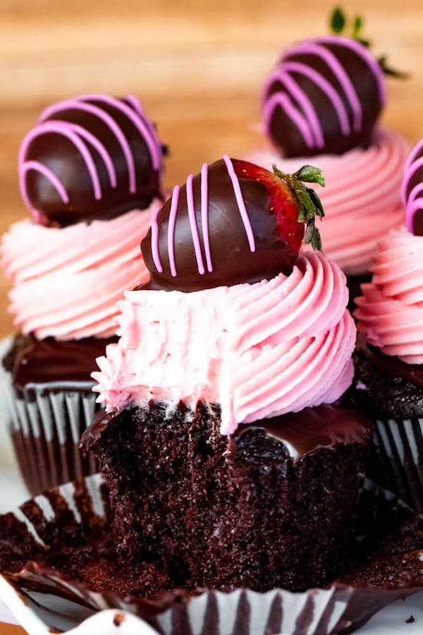 choklad täckt Strawberry Cupcakes