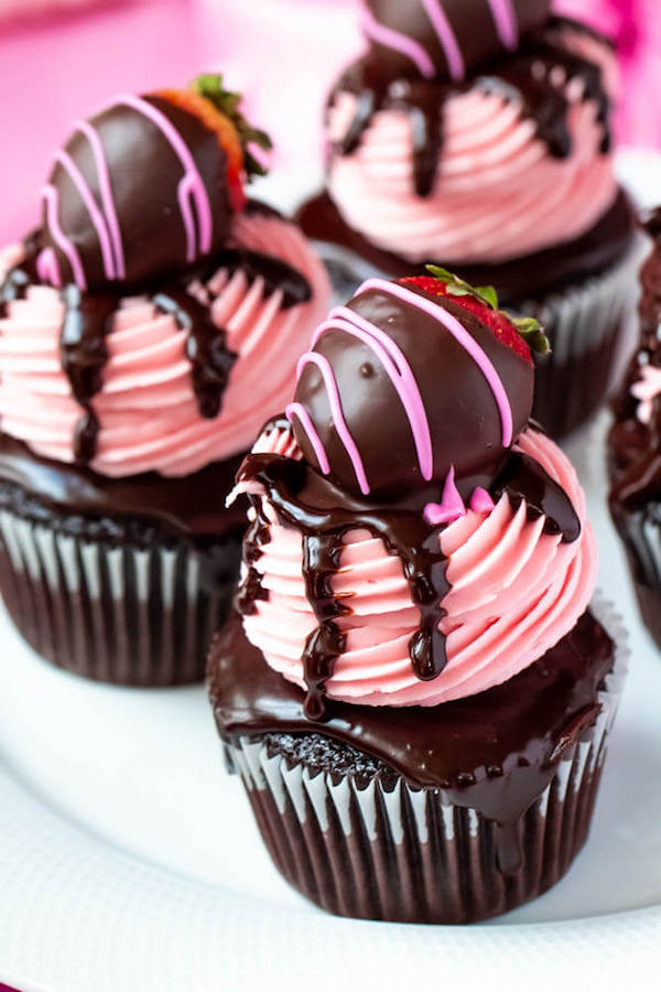 Cupcakes de Fresa Cubiertos de Chocolate