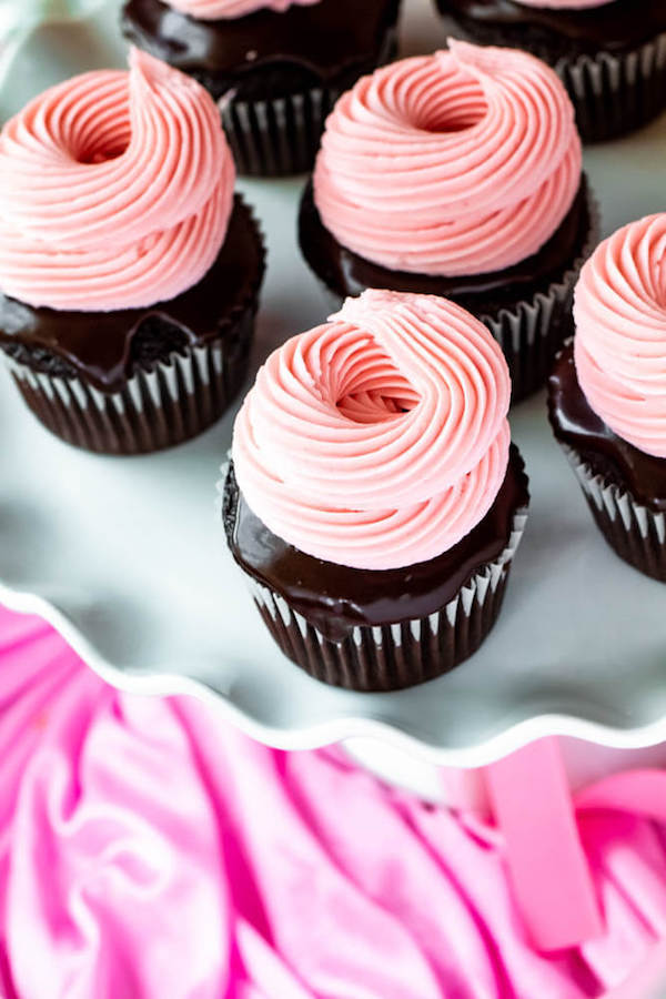 Cupcakes de Morango com cobertura de Chocolate