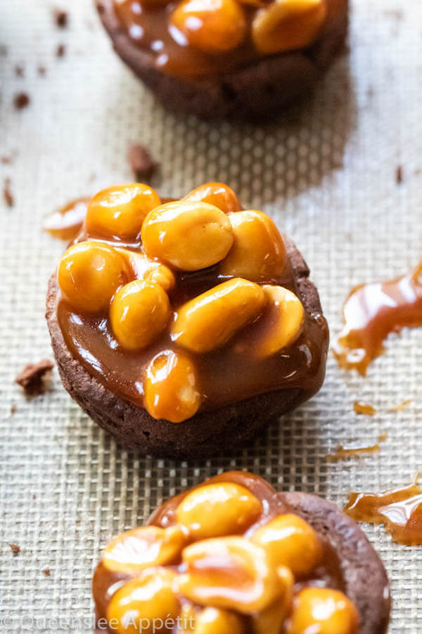 These Snickers Brownie Bites are made with pre-made brownie bites that are topped with a homemade peanut caramel sauce, chocolate peanut butter topping, a fun-size snickers bar and a drizzle of more salted caramel sauce! Such a simple and delicious bite sized treat!