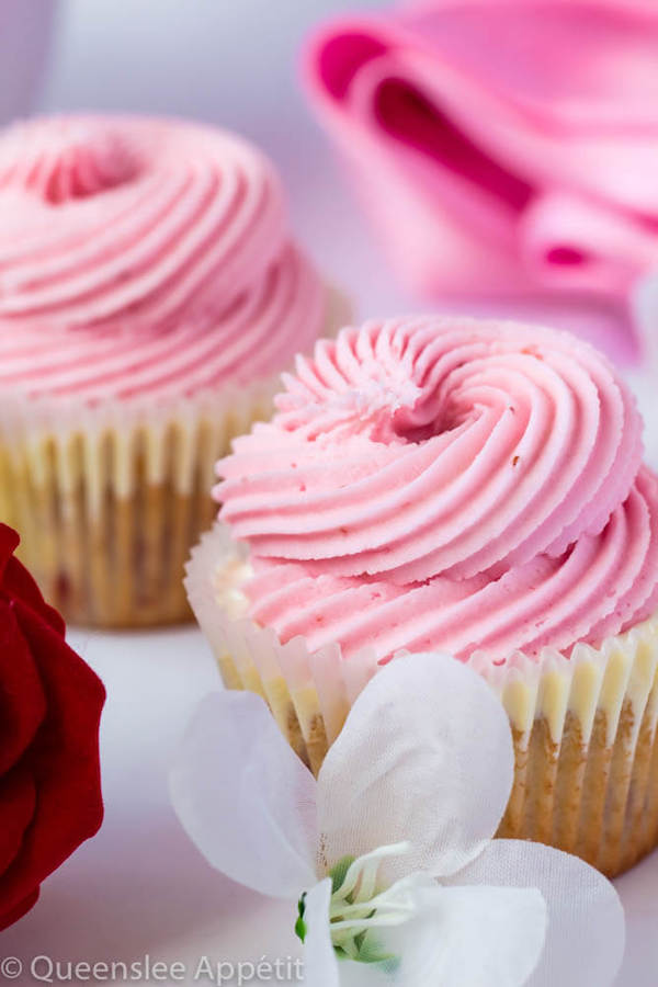 White Chocolate Covered Strawberry Cupcakes