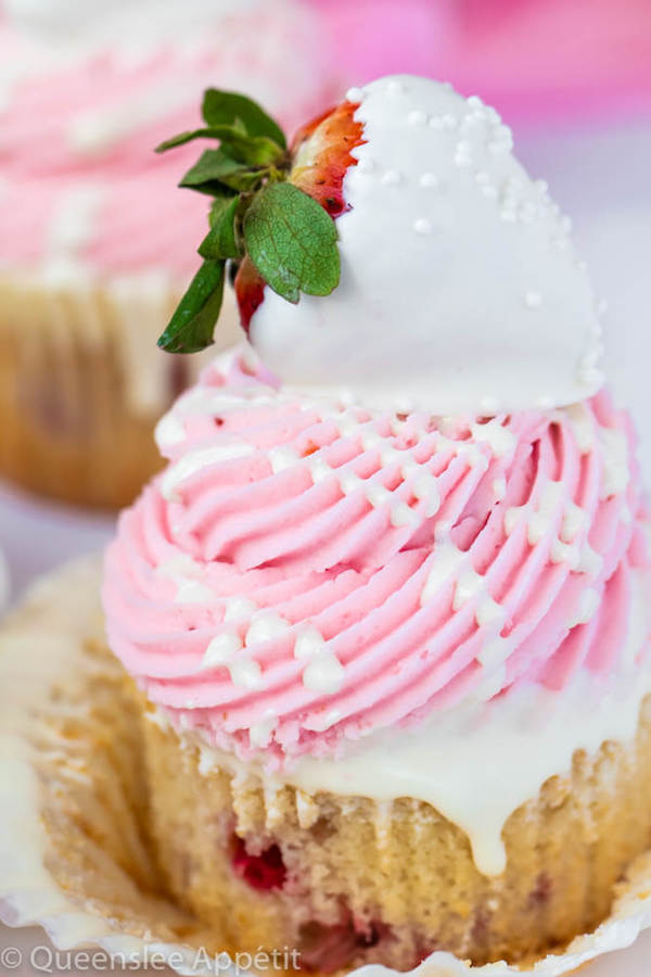 White Chocolate Covered Strawberry Cupcakes