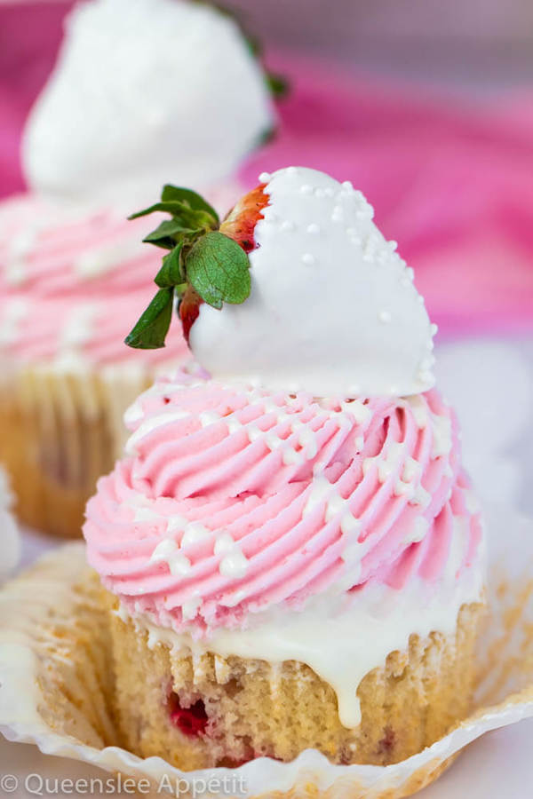 White Chocolate Covered Strawberry Cupcakes